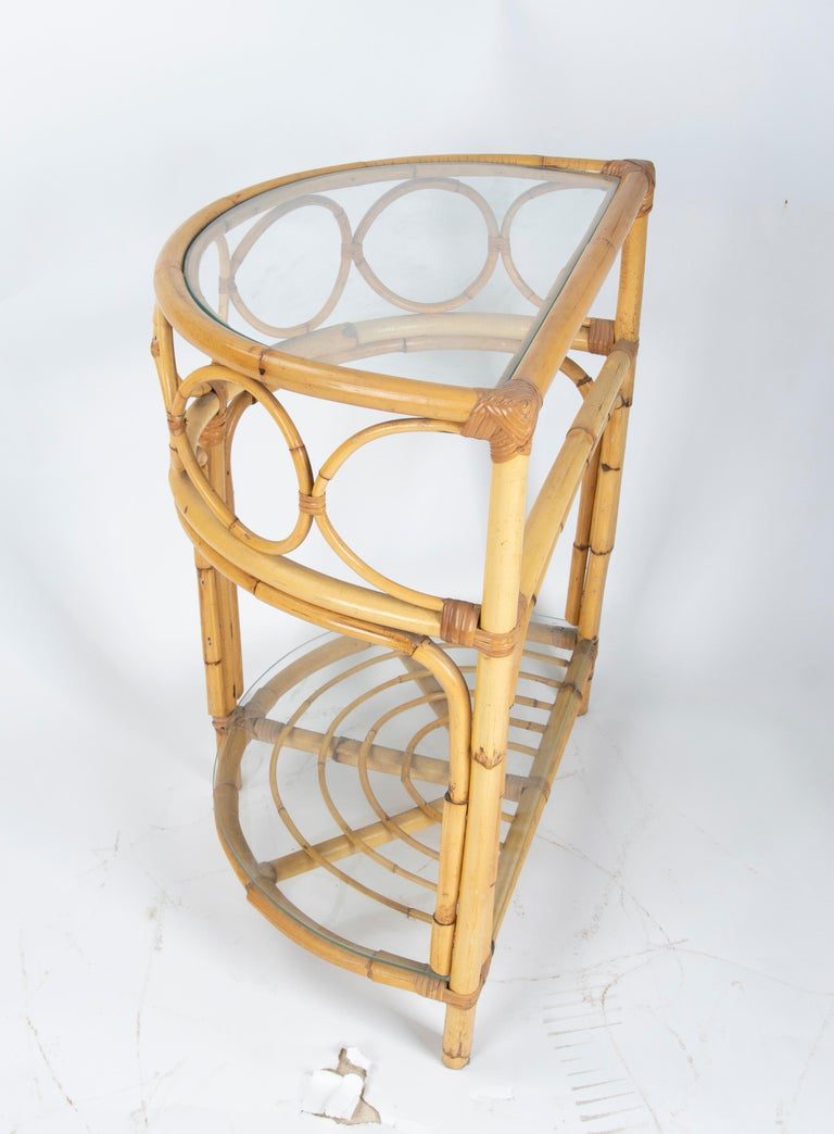 Consola de bambú semicircular de los años 70 con tapa de cristal