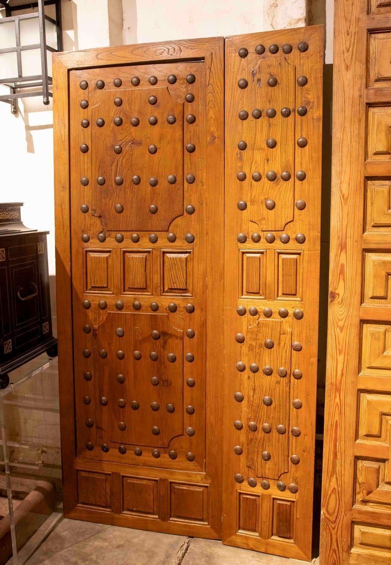 Puertas de madera de olmo español de los años 70 con montantes de hierro forjado de estilo castellano