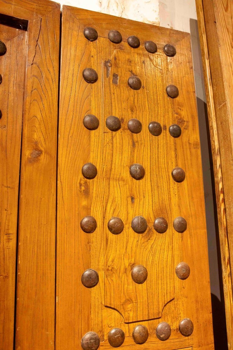 Puertas de madera de olmo español de los años 70 con montantes de hierro forjado de estilo castellano