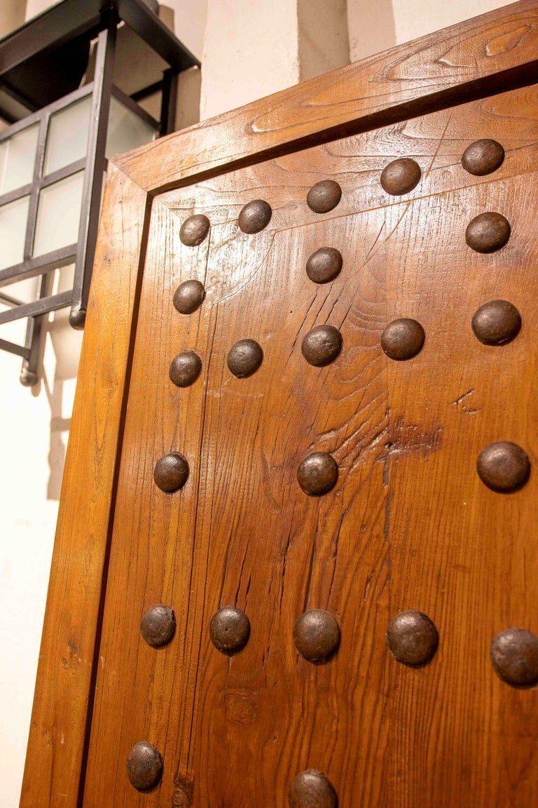 Puertas de madera de olmo español de los años 70 con montantes de hierro forjado de estilo castellano