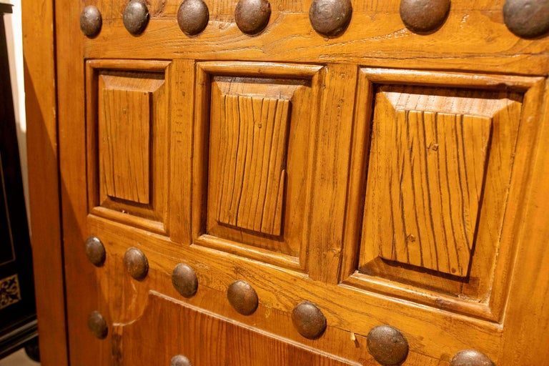Puertas de madera de olmo español de los años 70 con montantes de hierro forjado de estilo castellano