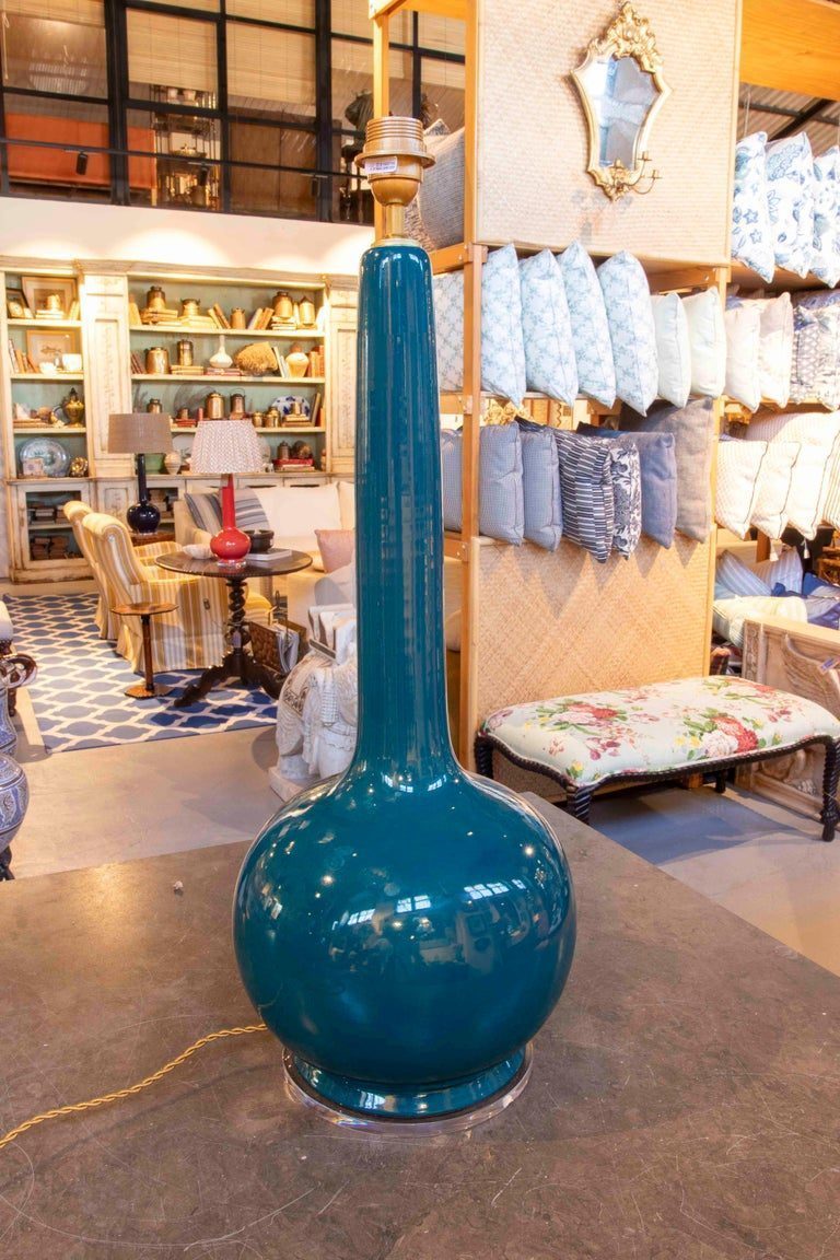 Pareja de lámparas de sobremesa de cerámica esmaltada azul petróleo.