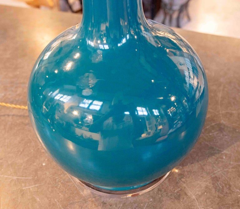 Pareja de lámparas de sobremesa de cerámica esmaltada azul petróleo.
