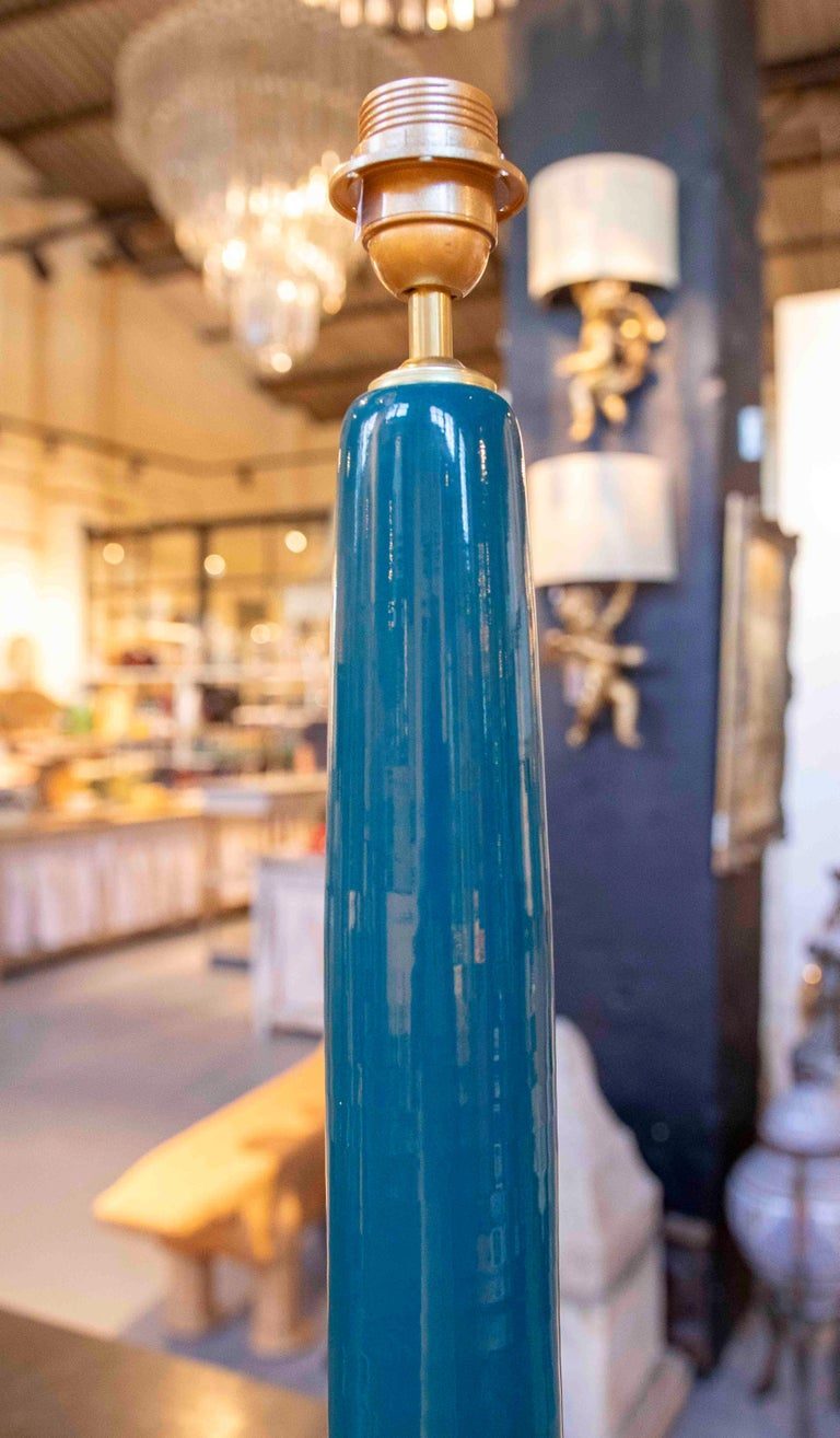 Pareja de lámparas de sobremesa de cerámica esmaltada azul petróleo.