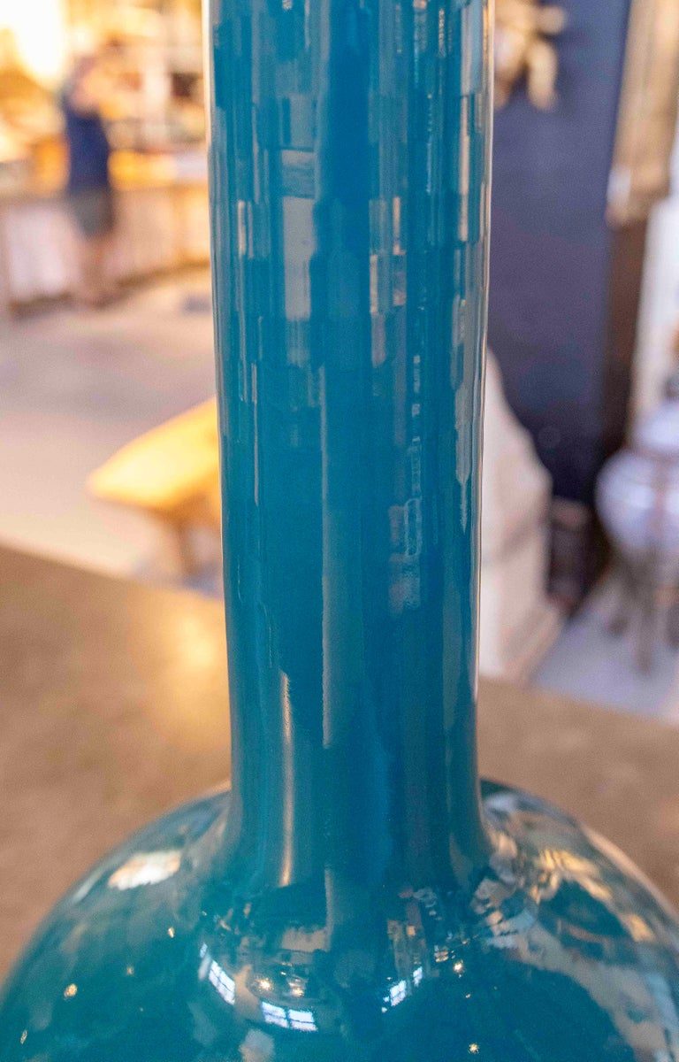 Pareja de lámparas de sobremesa de cerámica esmaltada azul petróleo.