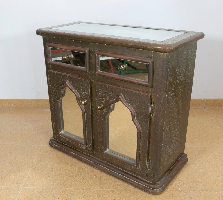 Cómoda de bronce y espejos firmada en los años 80