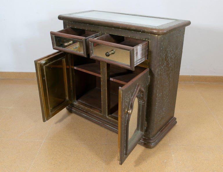 Cómoda de bronce y espejos firmada en los años 80