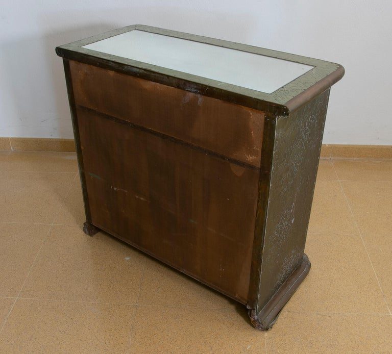 Cómoda de bronce y espejos firmada en los años 80