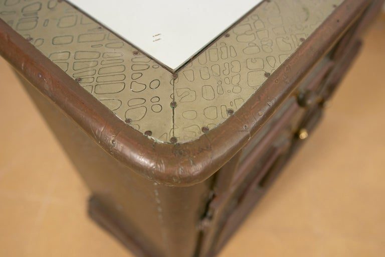 Cómoda de bronce y espejos firmada en los años 80