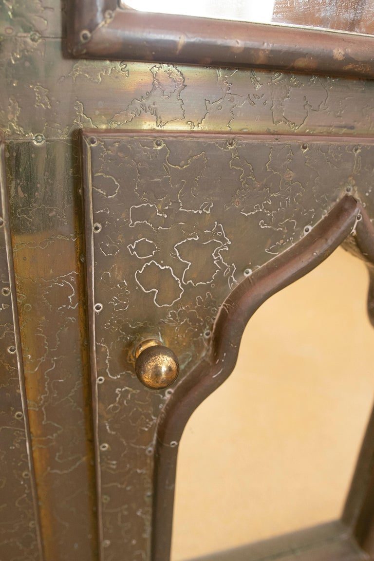Cómoda de bronce y espejos firmada en los años 80