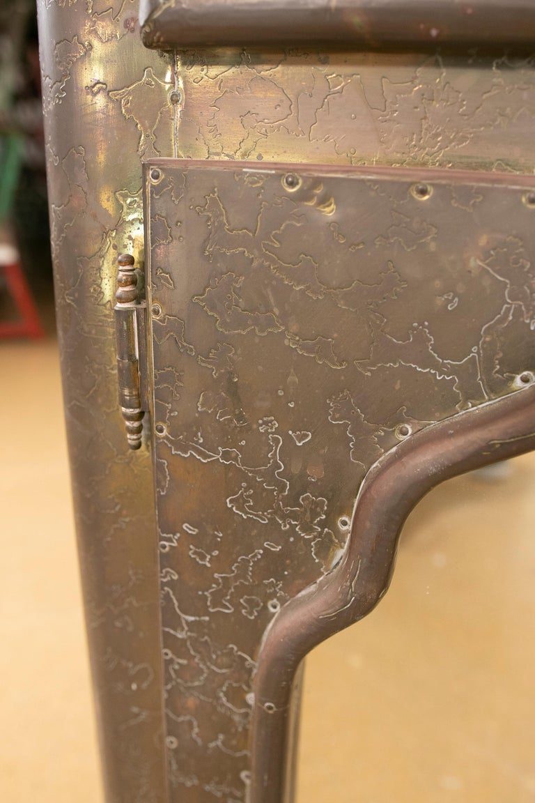 Cómoda de bronce y espejos firmada en los años 80