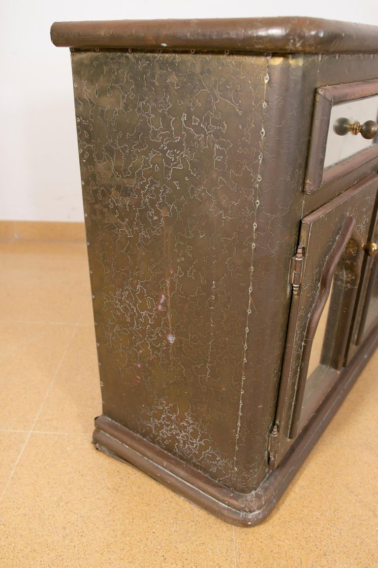 Cómoda de bronce y espejos firmada en los años 80