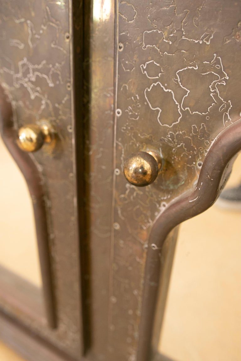 Cómoda de bronce y espejos firmada en los años 80