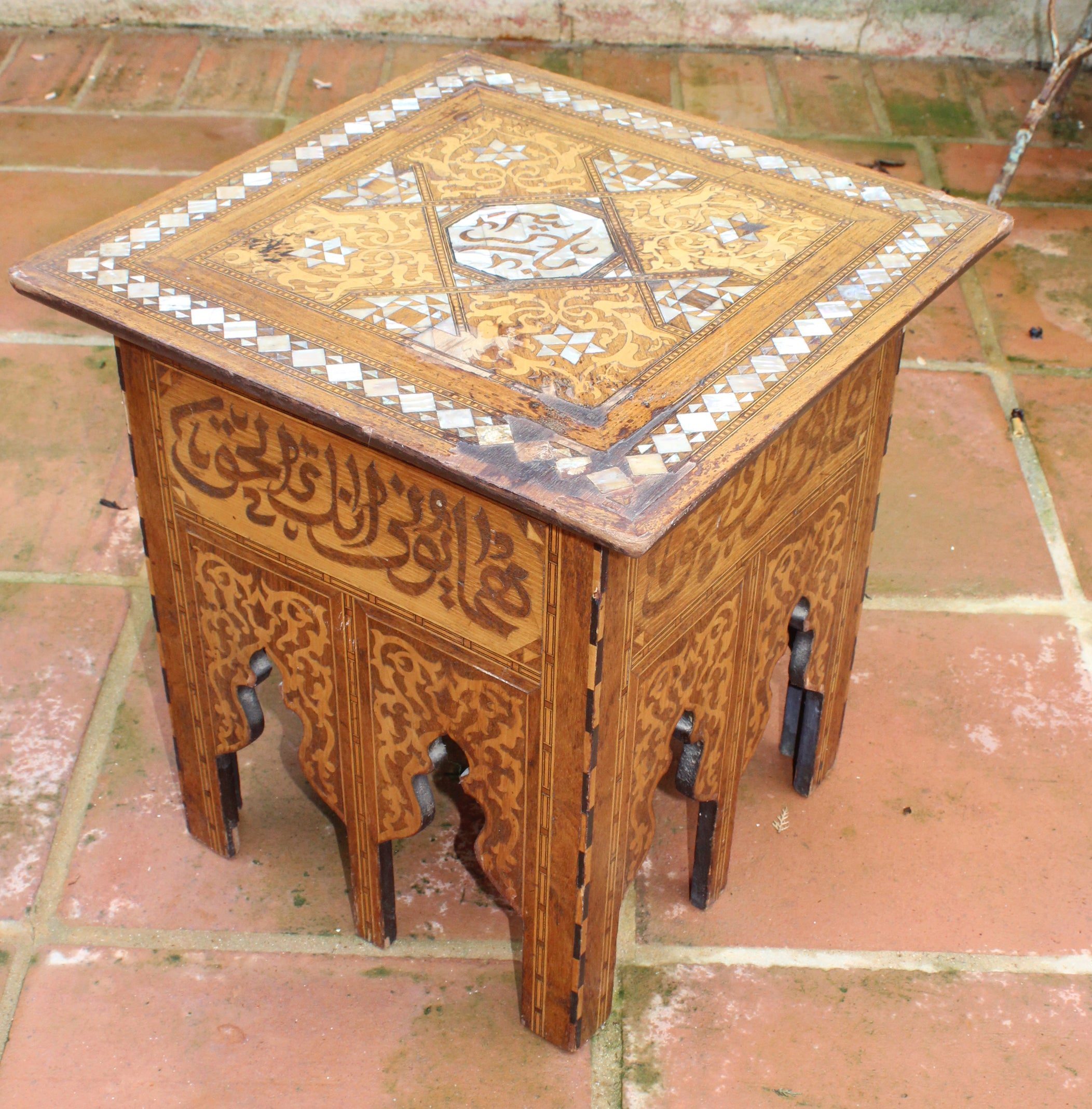 Mesa de Centro Árabe Ricamente Decorada con Incrustaciones de Nácar, del Siglo XIX