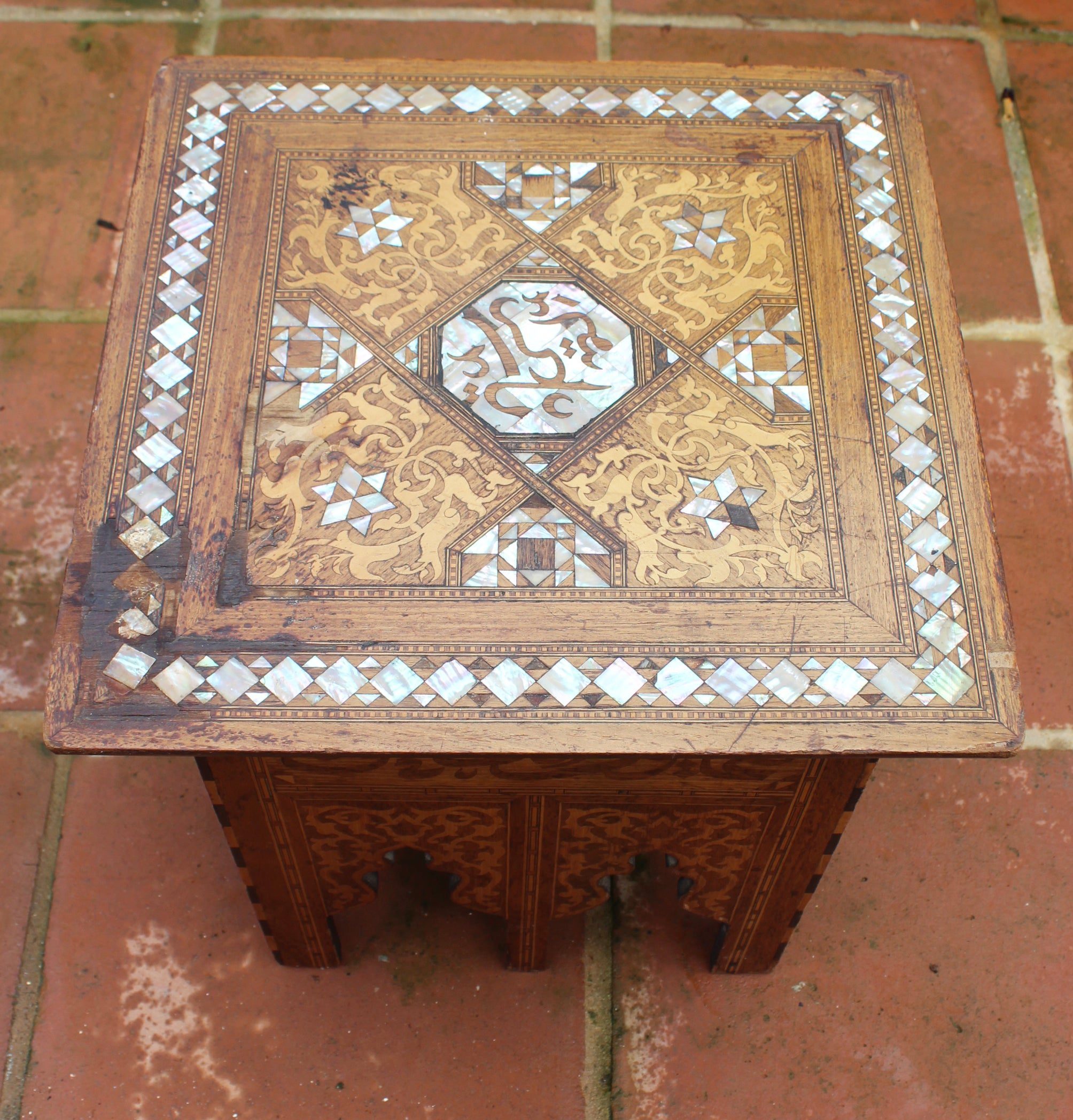 Mesa de Centro Árabe Ricamente Decorada con Incrustaciones de Nácar, del Siglo XIX