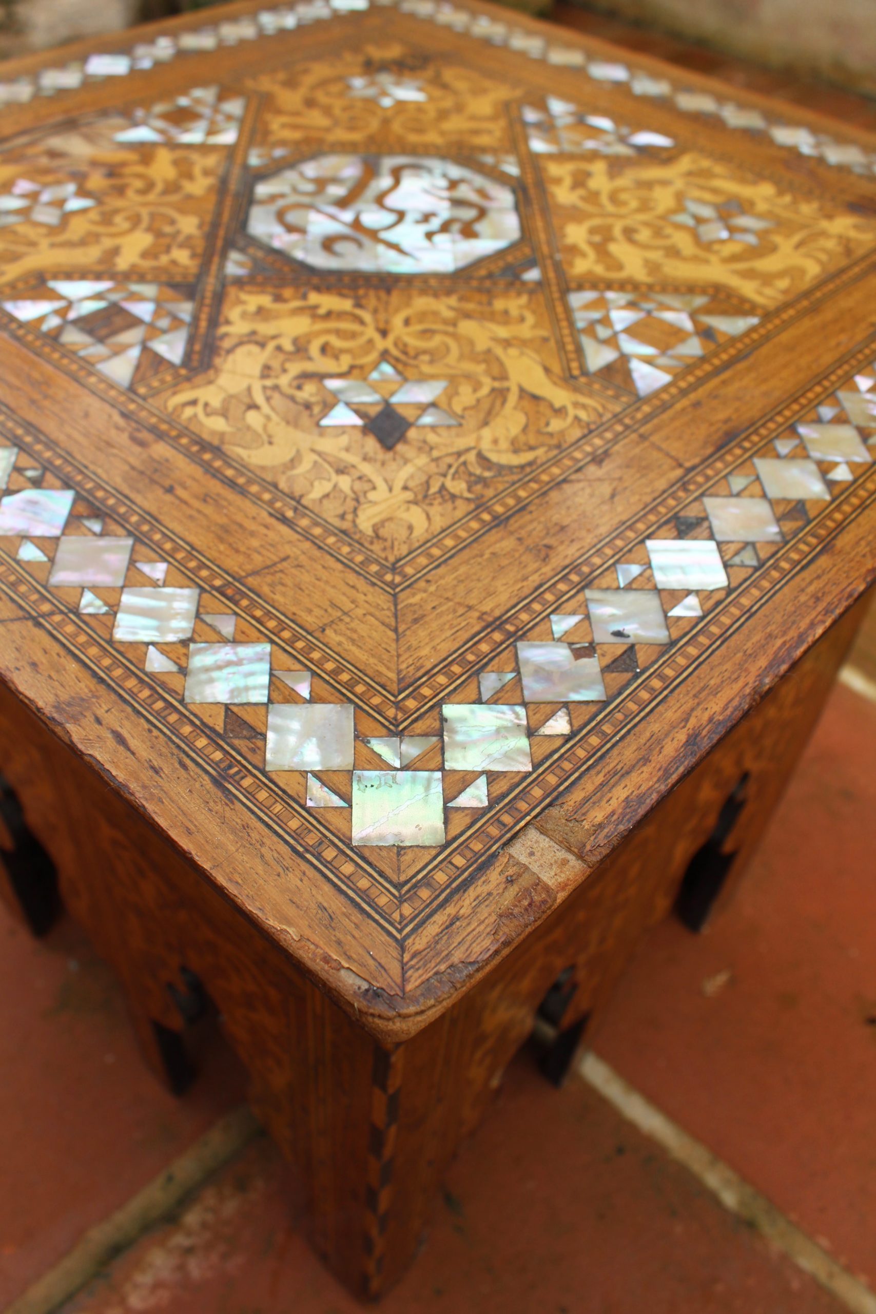 Mesa de Centro Árabe Ricamente Decorada con Incrustaciones de Nácar, del Siglo XIX