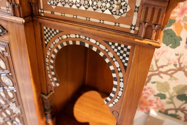 Aparador morisco de los años 50 con marquetería geométrica y arcos decorativos
