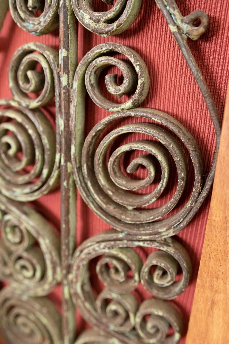 Armario de madera con puertas decoradas con hierro y tres cajones