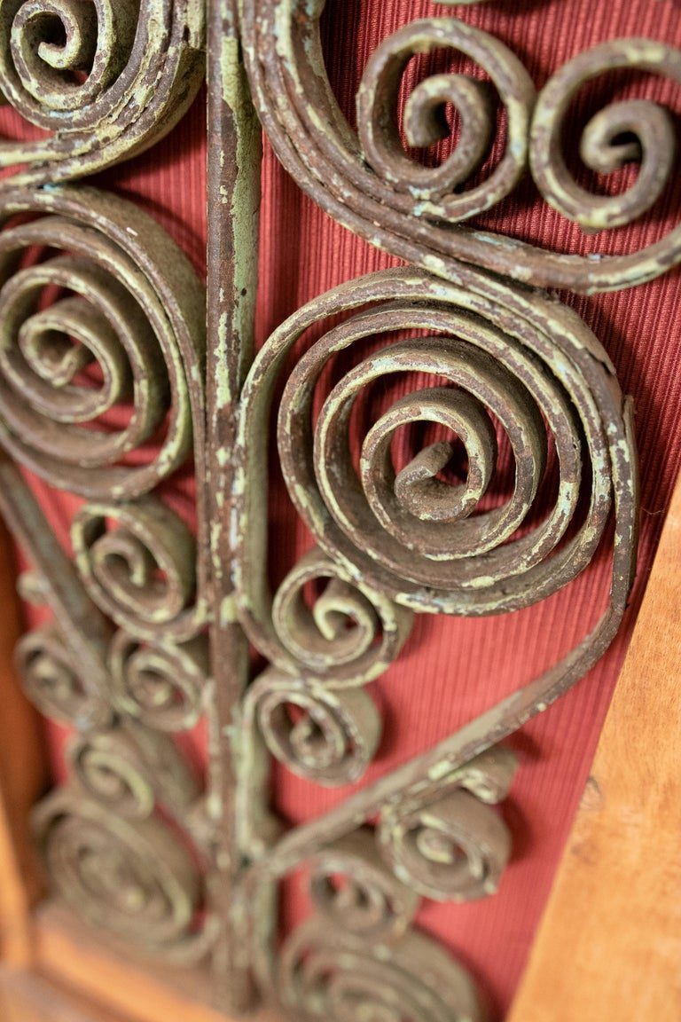 Armario de madera con puertas decoradas con hierro y tres cajones