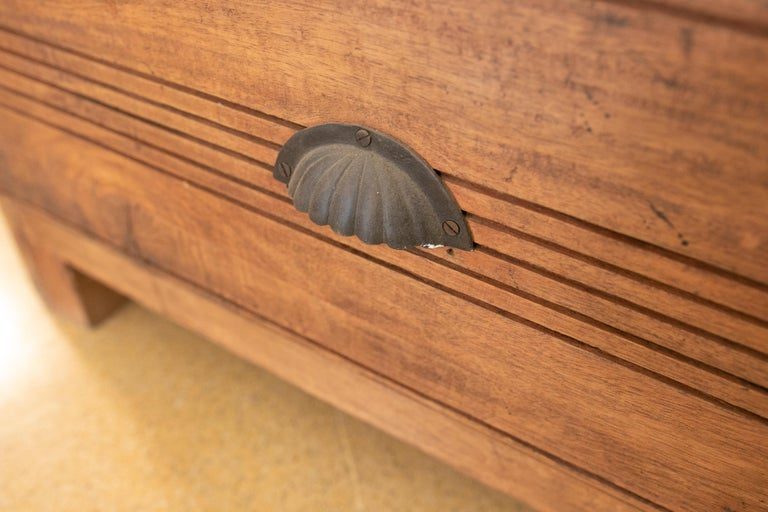 Armario de madera con puertas decoradas con hierro y tres cajones