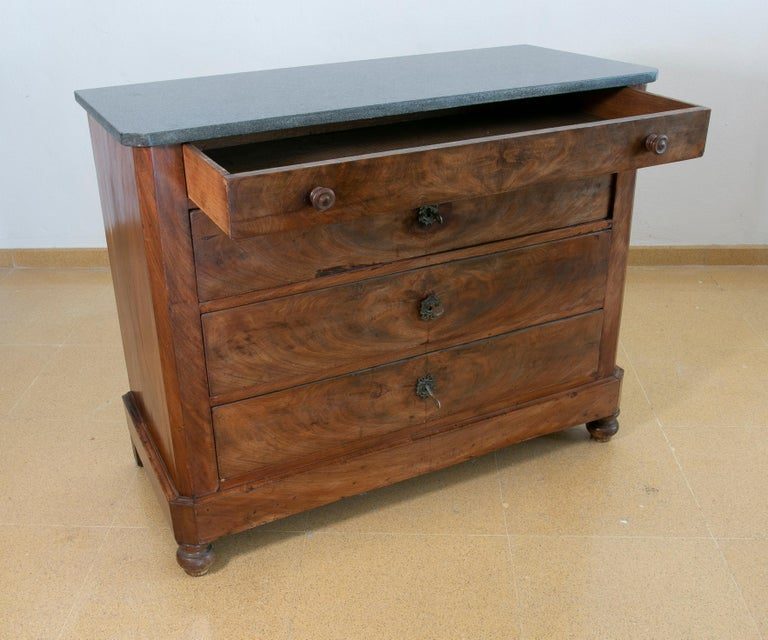 Cómoda de caoba con cinco cajones y tiradores de hierro y madera