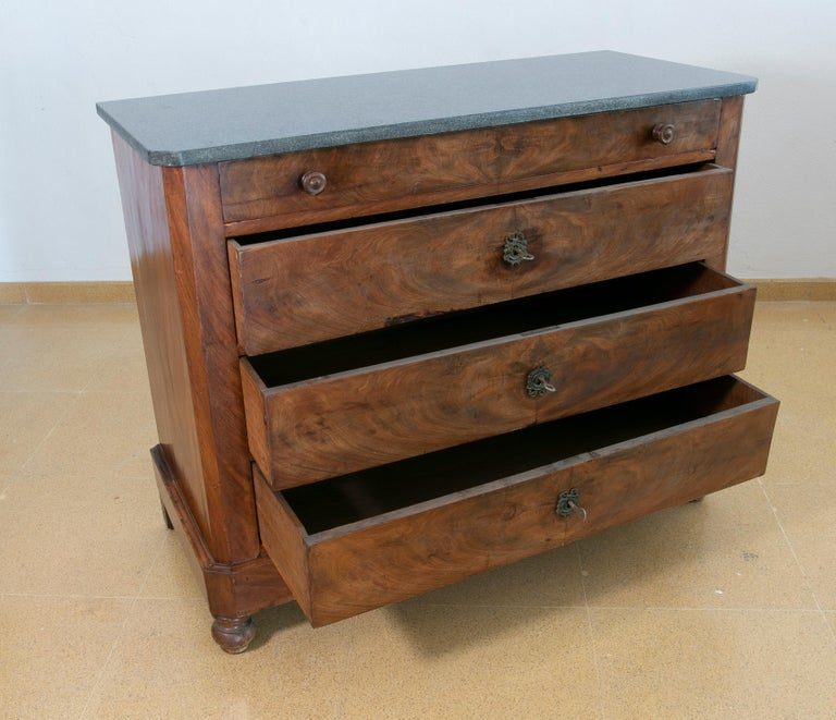 Cómoda de caoba con cinco cajones y tiradores de hierro y madera