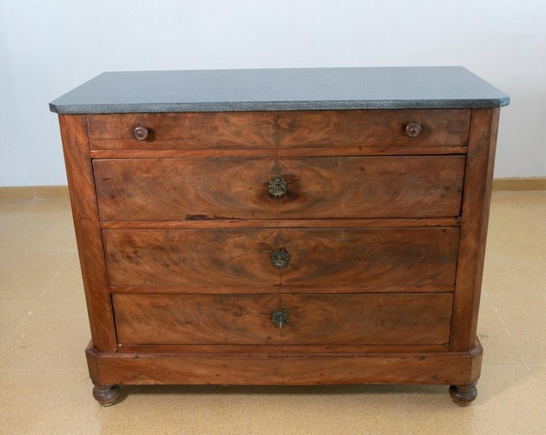 Cómoda de caoba con cinco cajones y tiradores de hierro y madera