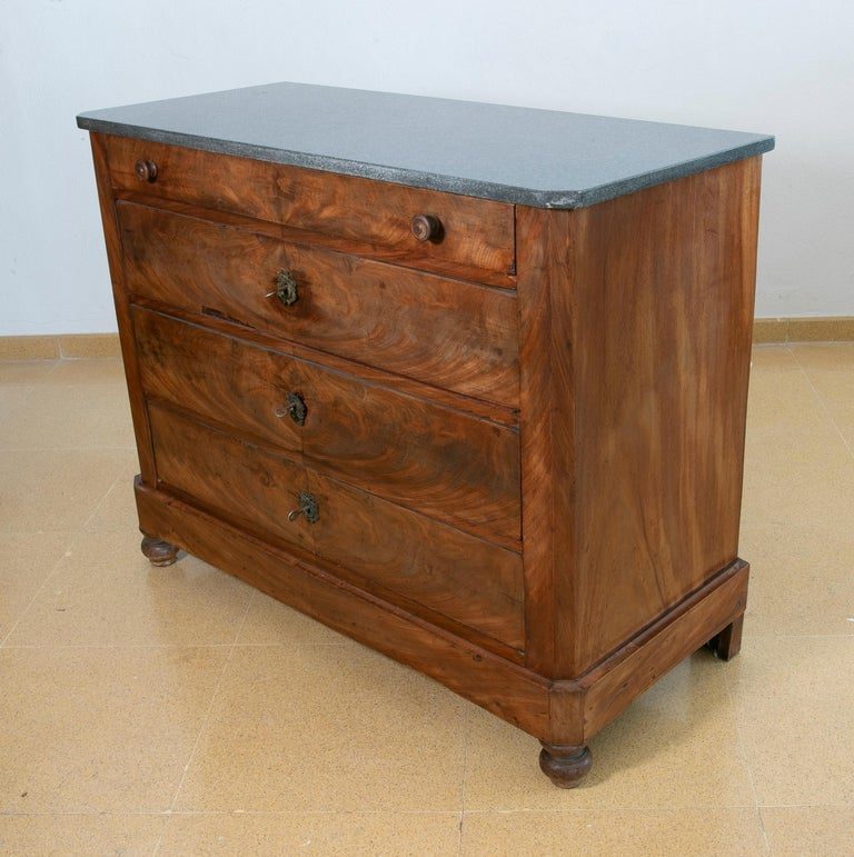 Cómoda de caoba con cinco cajones y tiradores de hierro y madera