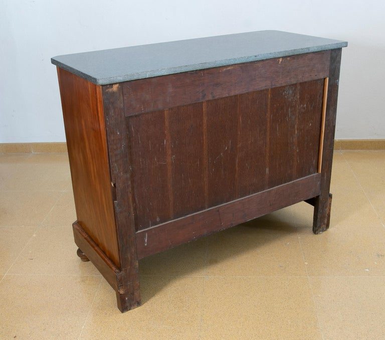 Cómoda de caoba con cinco cajones y tiradores de hierro y madera