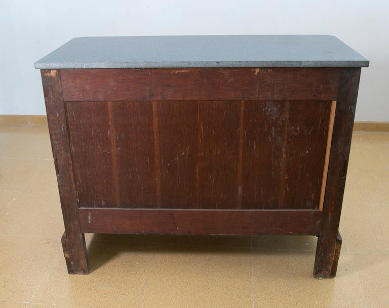 Cómoda de caoba con cinco cajones y tiradores de hierro y madera