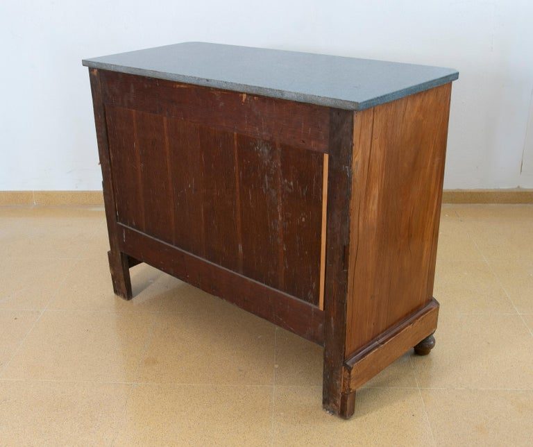 Cómoda de caoba con cinco cajones y tiradores de hierro y madera