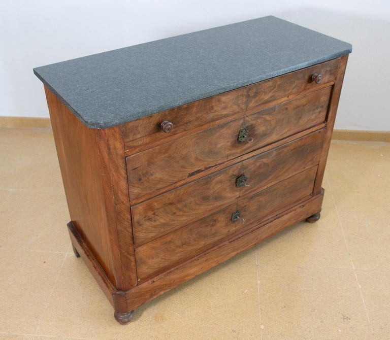 Cómoda de caoba con cinco cajones y tiradores de hierro y madera