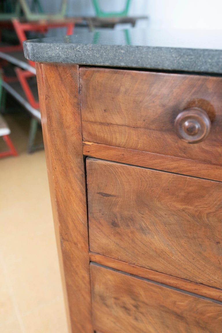 Cómoda de caoba con cinco cajones y tiradores de hierro y madera