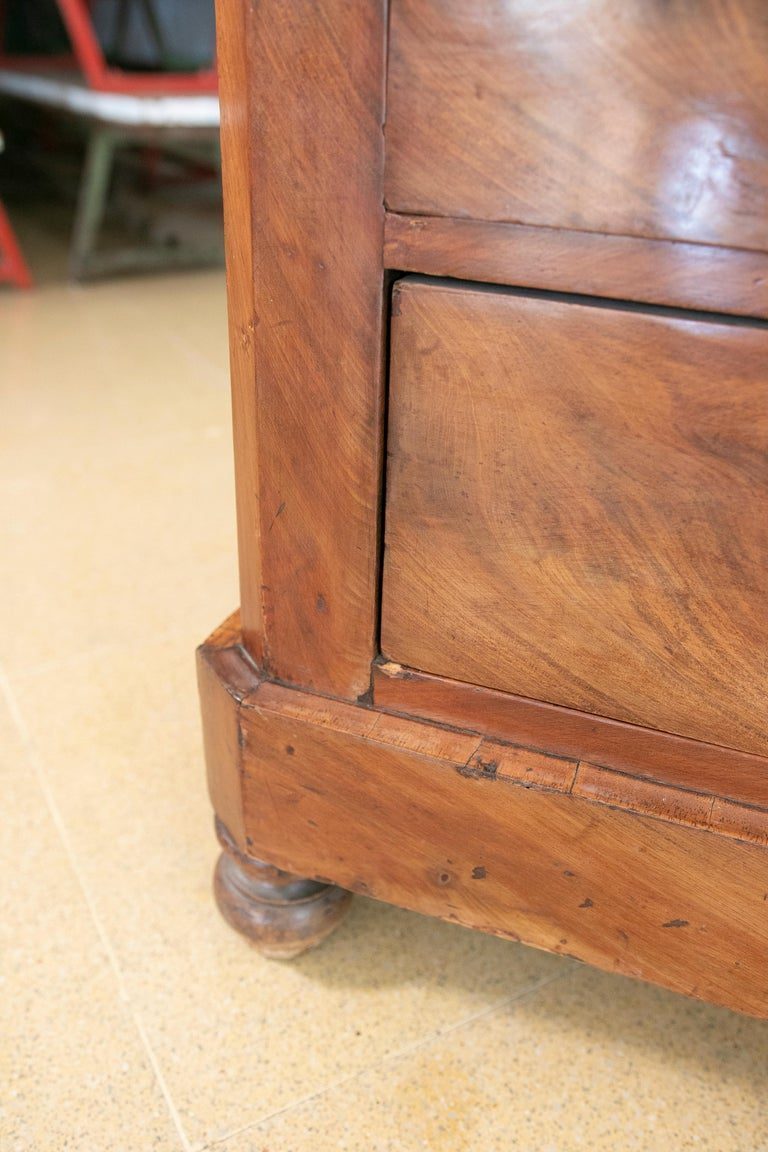 Cómoda de caoba con cinco cajones y tiradores de hierro y madera