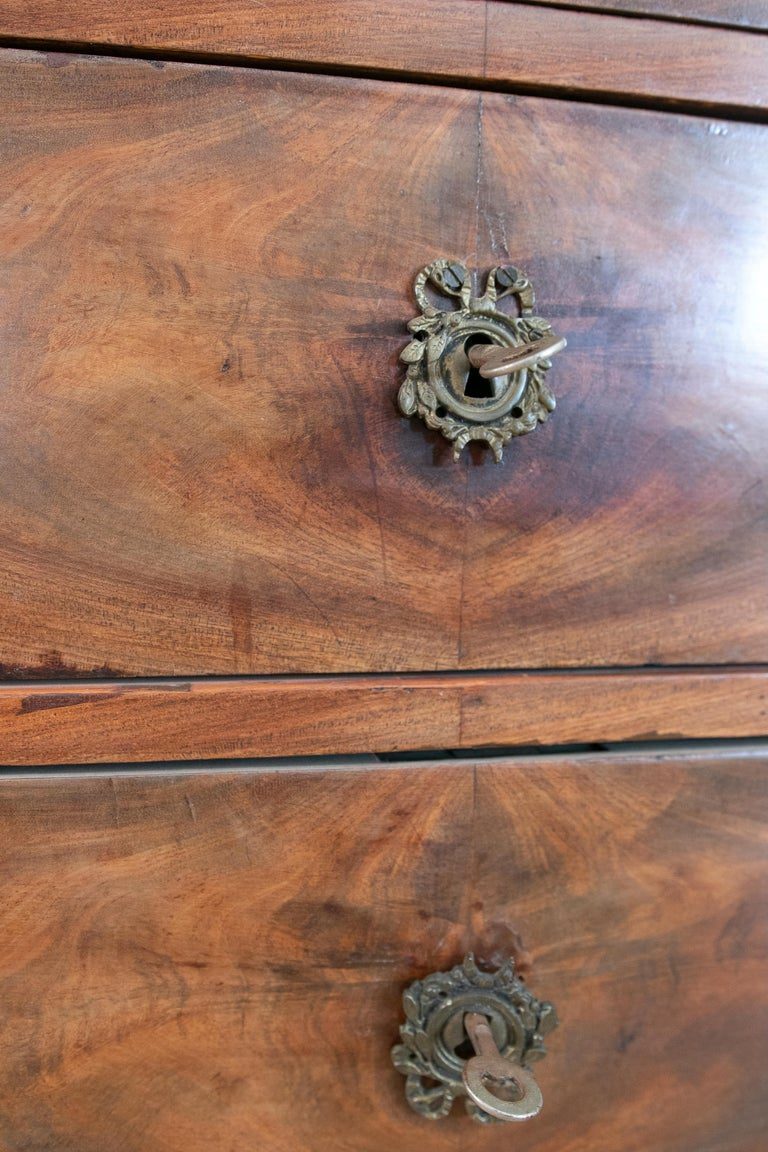 Cómoda de caoba con cinco cajones y tiradores de hierro y madera