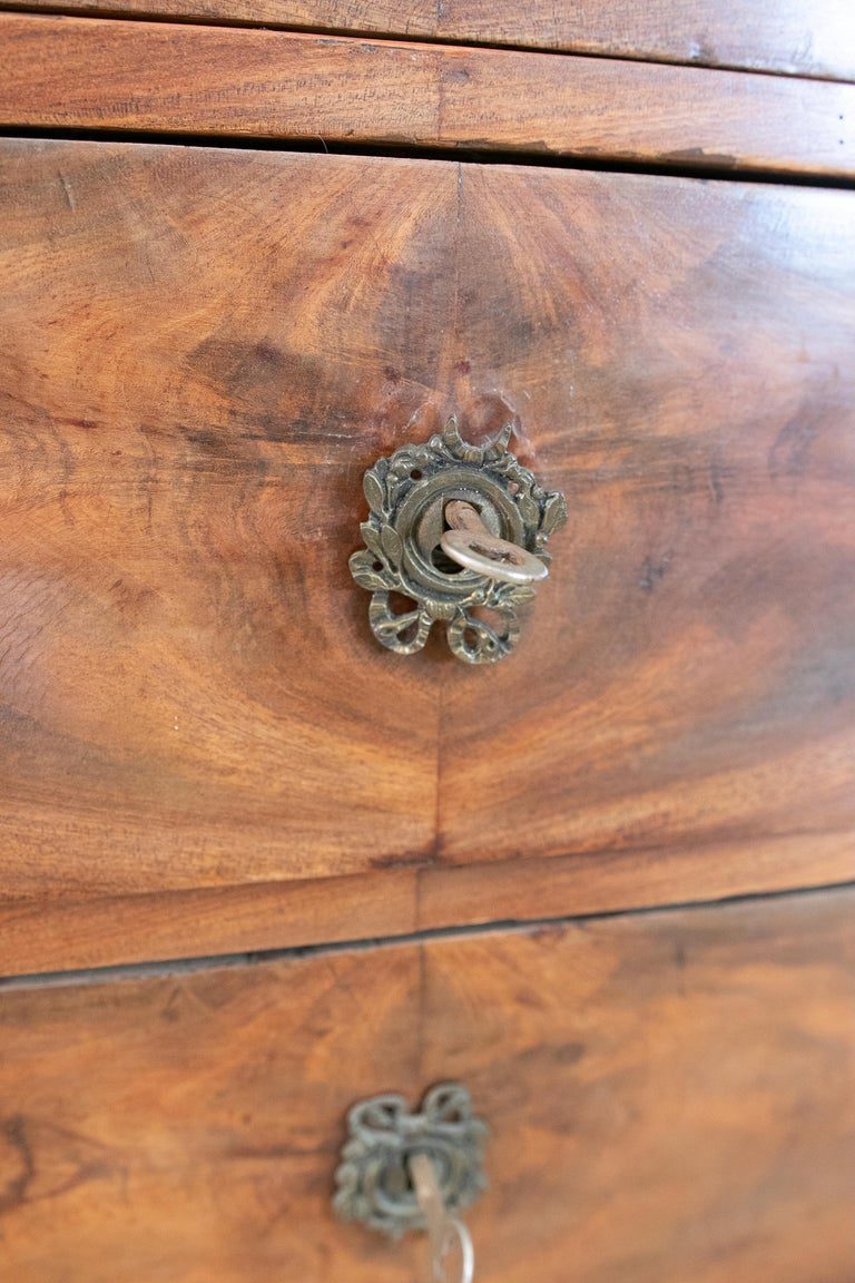 Cómoda de caoba con cinco cajones y tiradores de hierro y madera