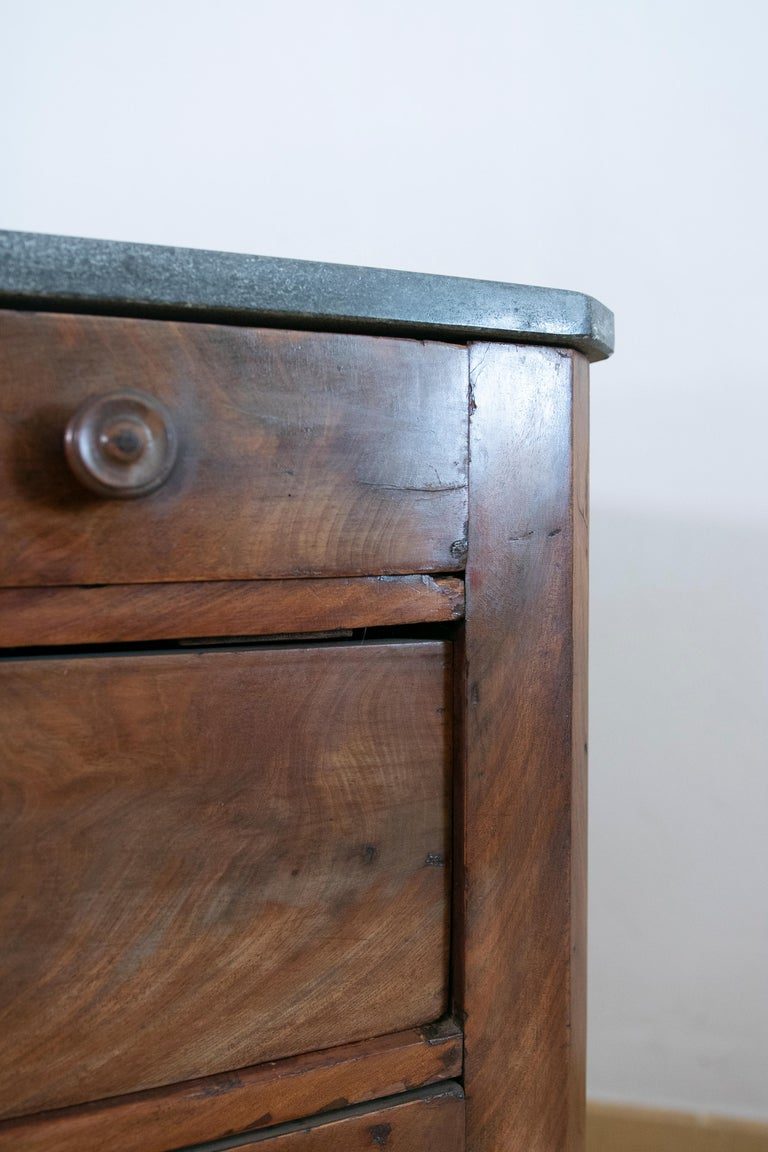 Cómoda de caoba con cinco cajones y tiradores de hierro y madera
