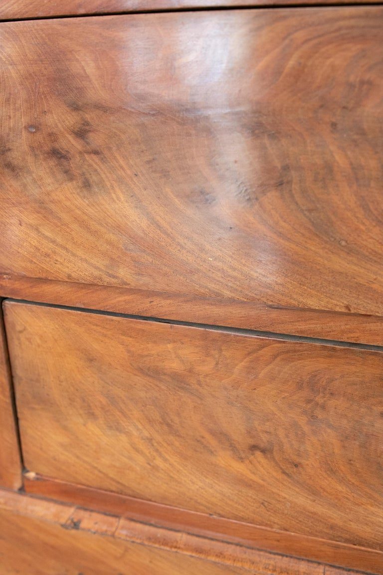 Cómoda de caoba con cinco cajones y tiradores de hierro y madera