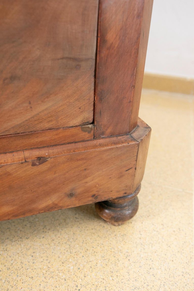Cómoda de caoba con cinco cajones y tiradores de hierro y madera