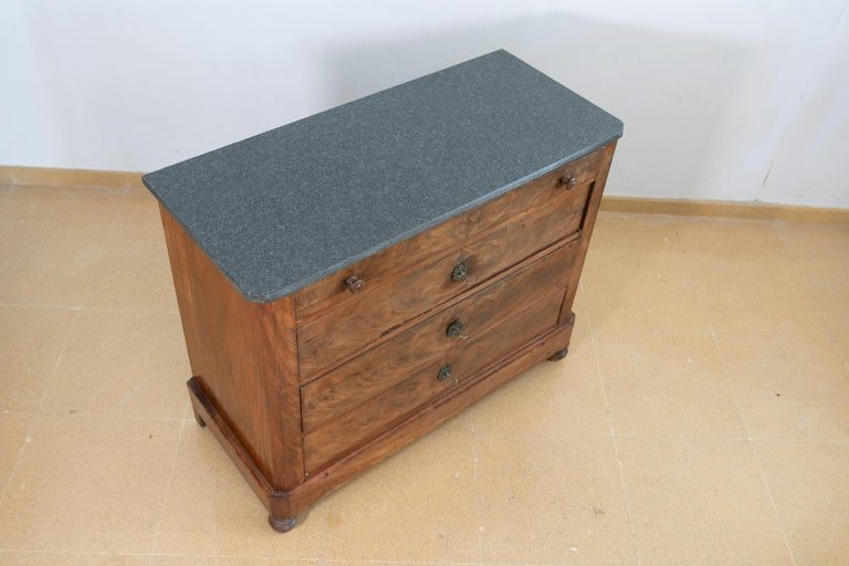 Cómoda de caoba con cinco cajones y tiradores de hierro y madera