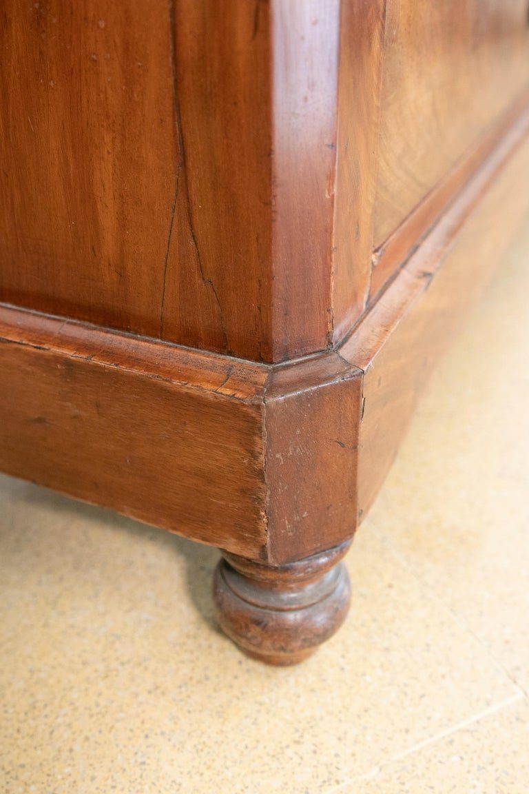 Cómoda de caoba con cinco cajones y tiradores de hierro y madera