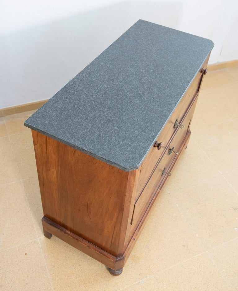 Cómoda de caoba con cinco cajones y tiradores de hierro y madera