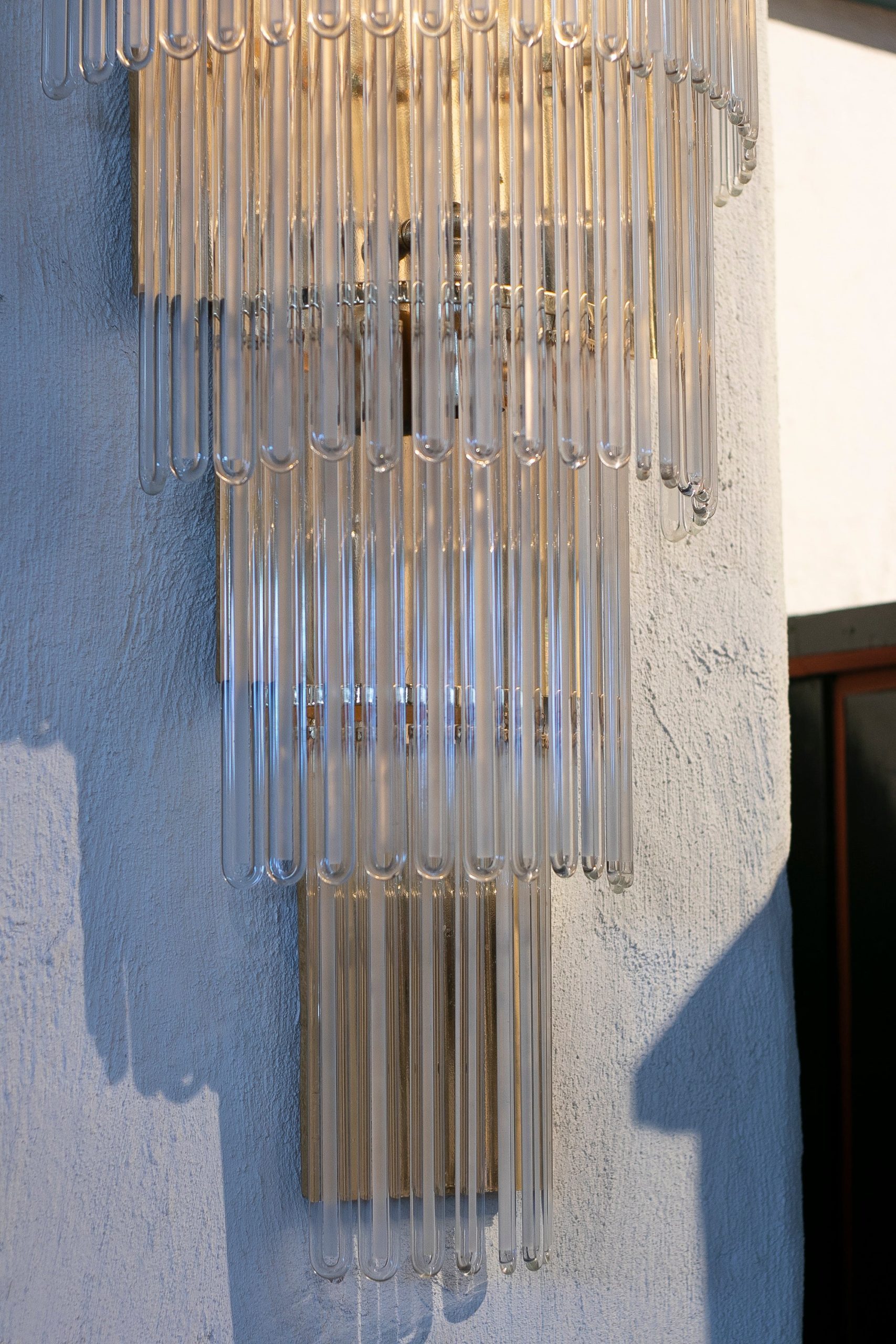Aplique de Pared Italiana con Estructura de Bronce y Pantallas de Cristal, de los Años 70