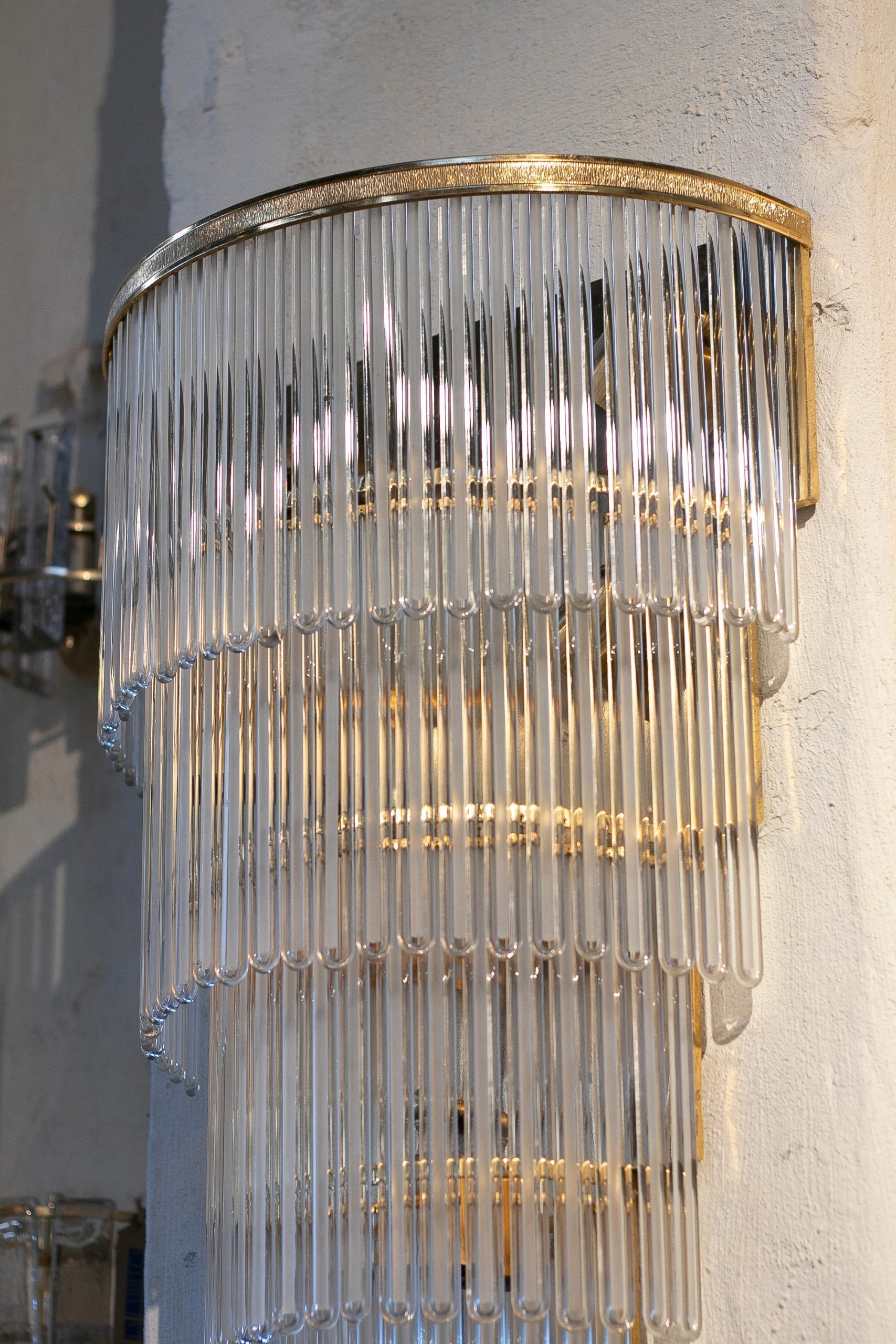 Aplique de Pared Italiana con Estructura de Bronce y Pantallas de Cristal, de los Años 70
