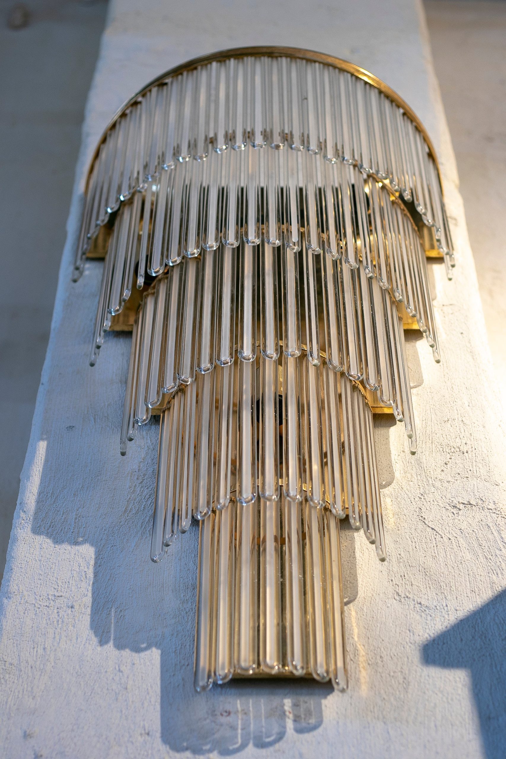 Aplique de Pared Italiana con Estructura de Bronce y Pantallas de Cristal, de los Años 70