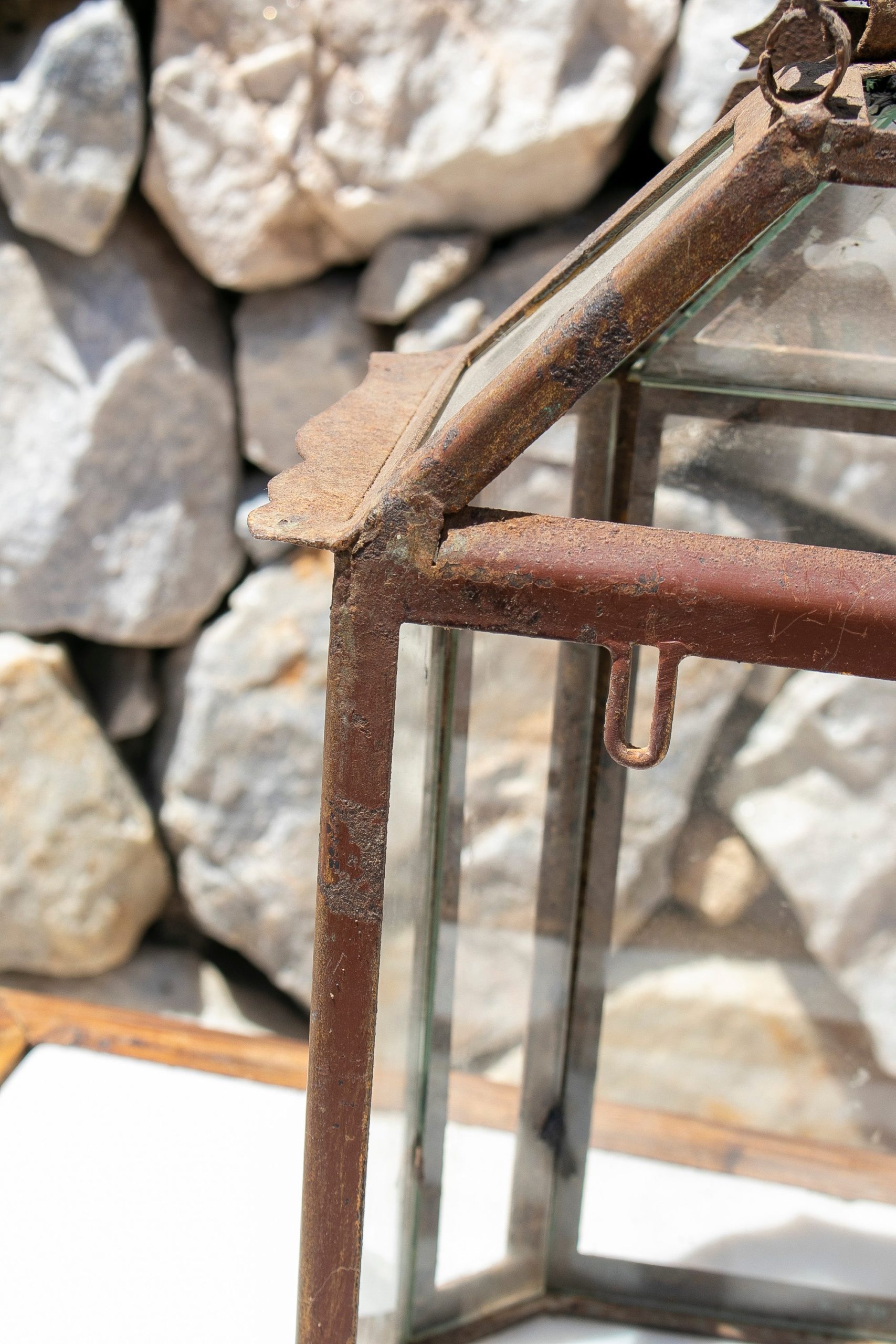 Farol de Hierro con Paneles de Vidrio de los Años 50