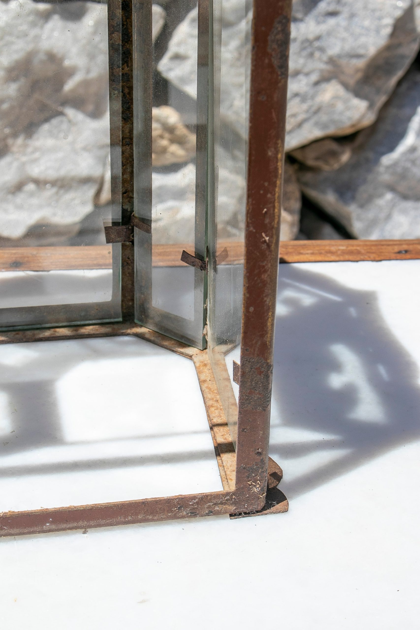 Farol de Hierro con Paneles de Vidrio de los Años 50