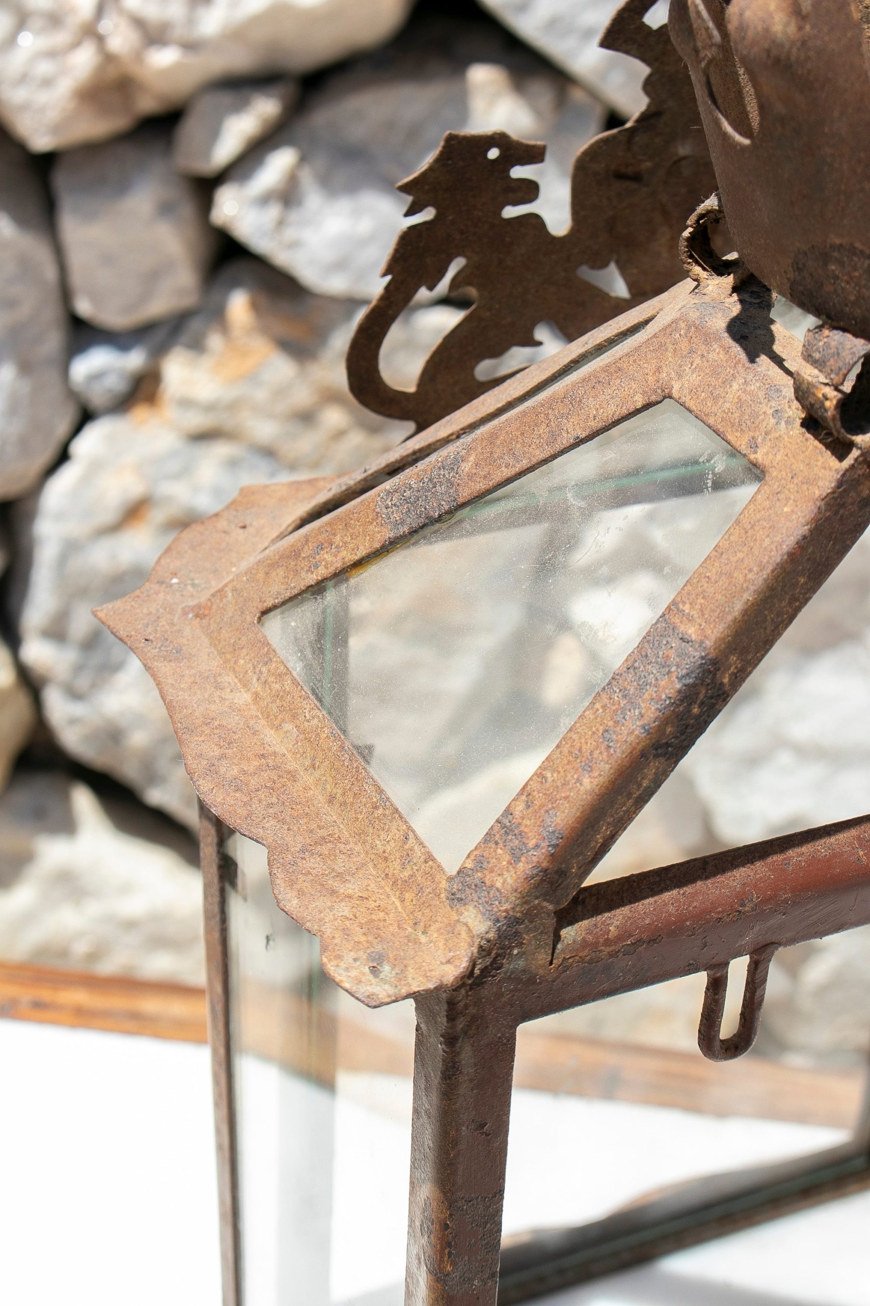 Farol de Hierro con Paneles de Vidrio de los Años 50
