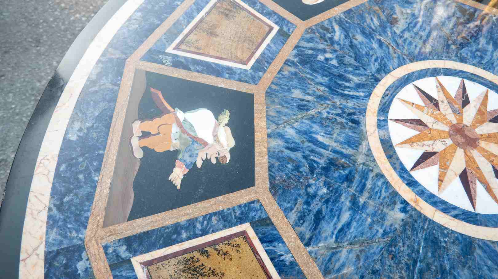 Tablero de mármol con pietra dura y escenas orientales de estilo italiano