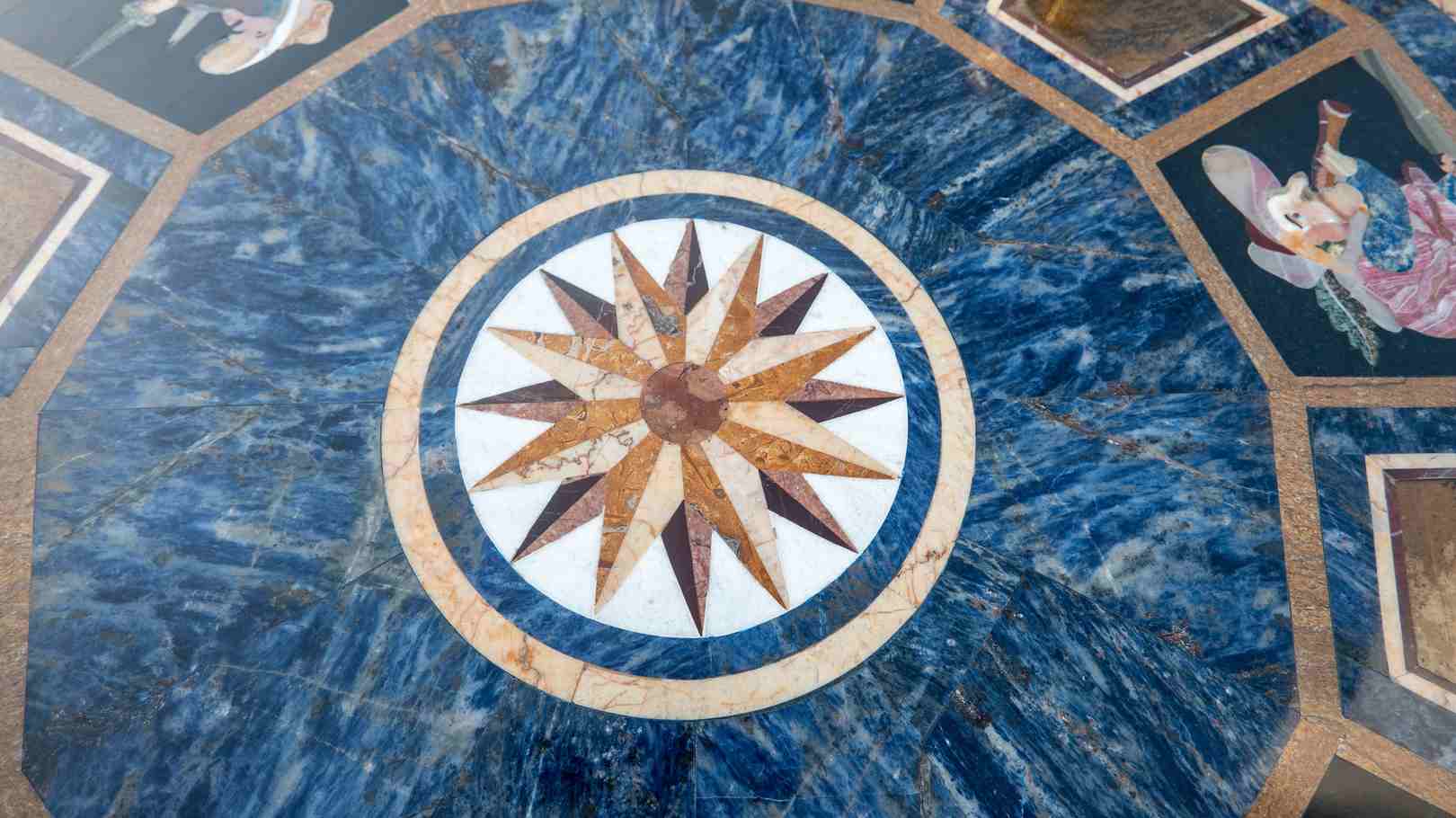 Tablero de mármol con pietra dura y escenas orientales de estilo italiano